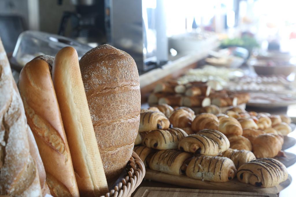 다루 술탄 호텔 갈라타 이스탄불 외부 사진 Baguettes and other bread at a bakery in Paris