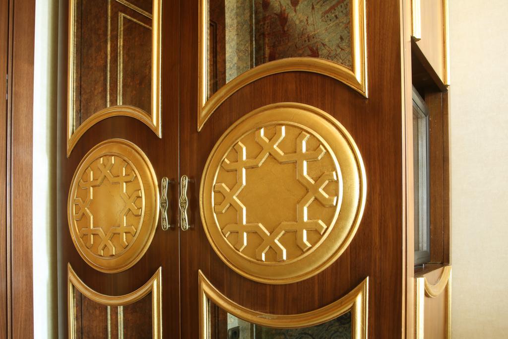 다루 술탄 호텔 갈라타 이스탄불 외부 사진 The Star of David on the door of a synagogue